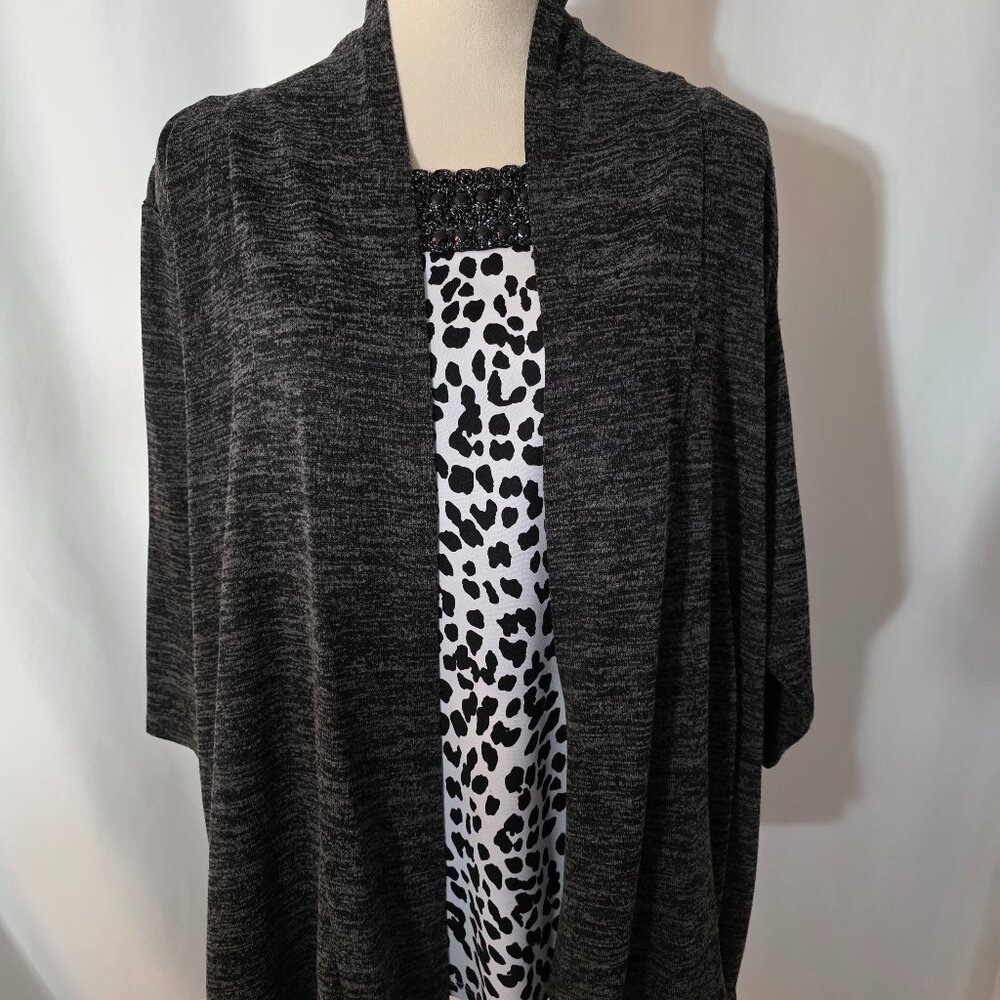C.D. Daniels Gray White & Black Size 2X Round Neck w/beads  T555